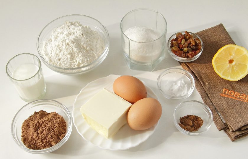 1. Этап. Шоколадный пирог с изюмом: Подготовьте все ингредиенты.