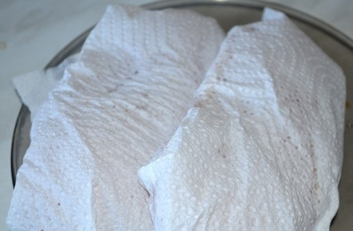 1. Этап. Карпаччо из мяса птицы: 3. Достаем мясо из холодильника, моем его под проточной холодной водой и высушиваем бумажным полотенцем.