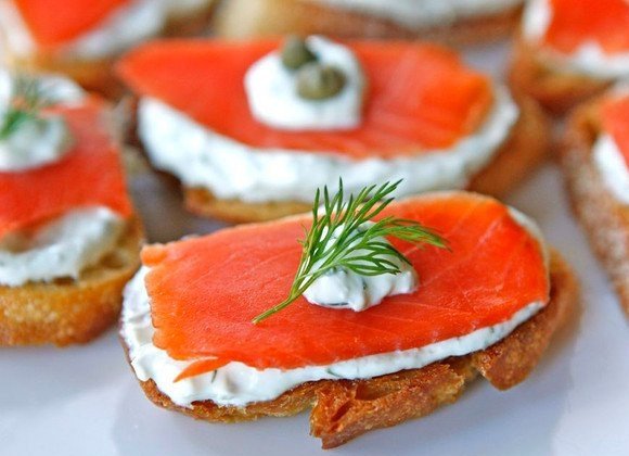 1. Этап. Бутерброды с семгой: 7. Или веточку укропа. Чудесные бутерброды с семгой можно подавать к столу. Приятного аппетита!