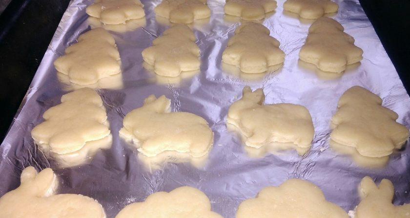 1. Этап. Песочное печенье мягкое: 7. Противень я застилаю фольгой, смазывать ее не нужно. Выкладываем заготовки на противень на небольшом расстоянии друг от друга (во время выпекания печенье увеличивается в объеме). Толщину печенья регулируйте сами (вкуснее, если оно будет потолще).