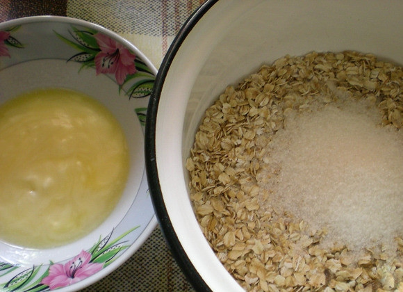 1. Этап. Творожно-овсяная запеканка: 1. Овсяные хлопья (100 г.) смешайте с солью и сахаром. Соедините сухую смесь с предварительно растопленным сливочным маслом. Оставшиеся хлопья залейте молоком и ликером.