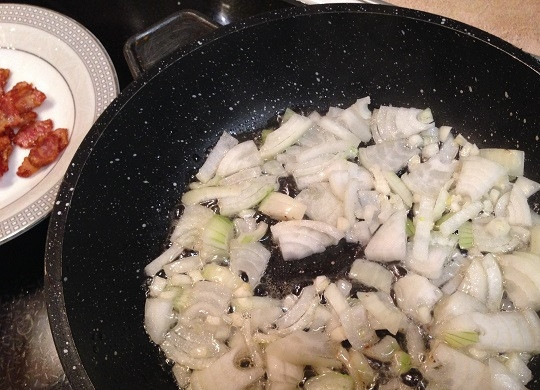 1. Этап. Жареная брокколи с фасолью и беконом: 5. А взамен выкладываем на сковороду лук, чеснок, тоже обжариваем их до любимого состояния. Лук может быть чуть мягким, прозрачным или золотистого цвета.