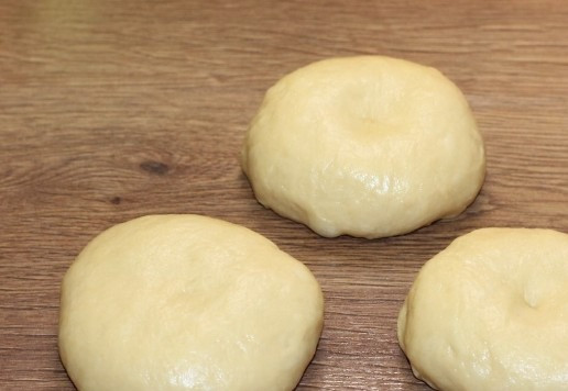 1. Этап. Сдобный пасхальный хлеб с тремя начинками: 13... и делю на 3 равных части, подкатываю и округляю.