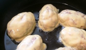 1. Этап. Котлеты Птичье молоко: 11. Настало время лепить котлеты! Из фарша формируем лепешки, выкладываем на каждую лепешку начинку и защипываем, чтобы получились котлетки. Обмакиваем каждую котлету в кляр и отправляем в сковороду жариться на растительном масле.