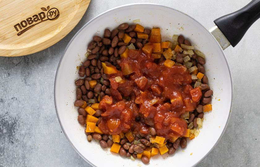 1. Этап. Лобио из баклажанов: Добавьте рубленые помидоры в собственном соку.
