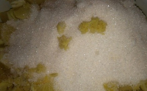 1. Этап. Лимонный джем с имбирем: 4. Сложите в посуду, где в дальнейшем будет готовиться джем, кусочки лимона и имбиря. Также на кончике ножа добавьте молотую корицу. Затем засыпьте все сахаром и добавьте ванилин. Перемешайте содержимое. Оставьте на один час.