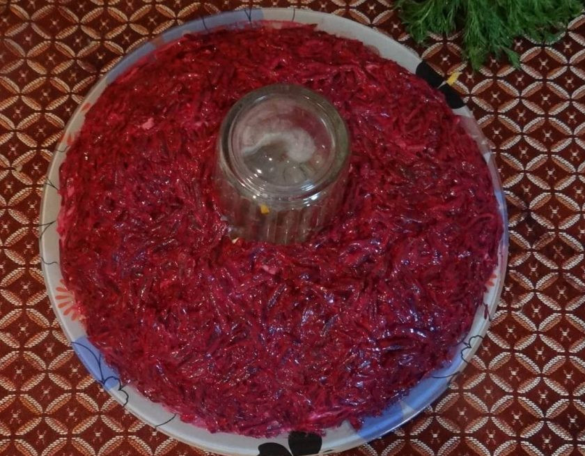 1. Этап. Салат Гранатовый браслет: 10. Последний слой - натертая отварная свекла и майонез.