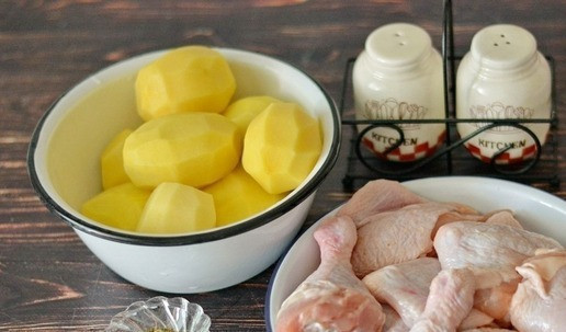 1. Этап. Деревенское жаркое в горшке: Подготовьте все необходимые продукты для приготовления деревенского жаркого из курицы с картошкой. Это блюдо раньше в деревне, где жила моя бабушка, готовили по осени, когда забивали кур и выкапывали картофель. Курицу брали целую и резали её на куски. Я сегодня взяла произвольные части курицы: тут у меня несколько крылышек, голеней и бедрышек. Бабушка из специй использовала только черный перец и лавровый лист, я же позволю себе слегка 