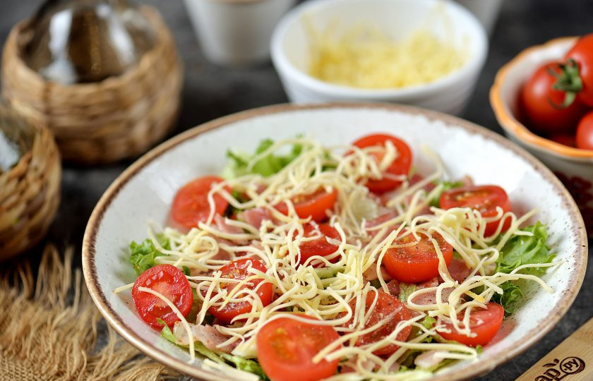 1. Этап. Салат Фризе с беконом: Все посолите и поперчите по вкусу, сбрызните оливковым маслом и уксусом, посыпьте натертым твердым сыром.