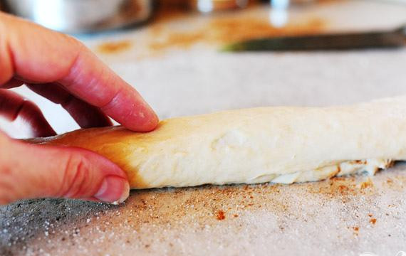 1. Этап. Мини-булочки с орехами: 4. Начиная с длинного конца, скатать тесто в длинный рулет. Острым ножом нарезать рулет тонкими ломтиками, около 2,5 см толщиной.