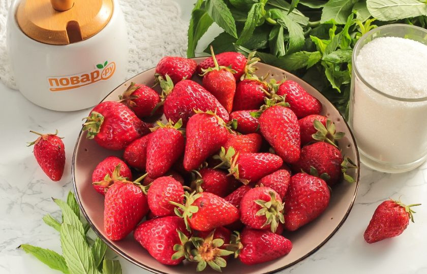 1. Этап. Джем из клубники в хлебопечке: Подготовьте указанные ингредиенты. Клубнику выберите одинакового размера, желательно мягкую, сочную, а не плотную.