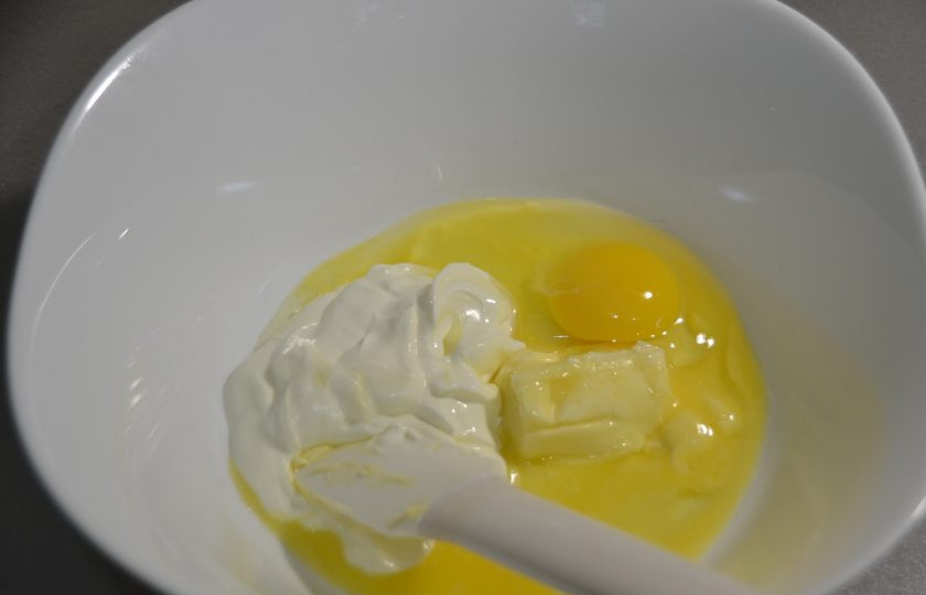 1. Этап. Перепечи с грибами: Положите в миску размягченное сливочное масло, вбейте одно яйцо и добавьте сметану.