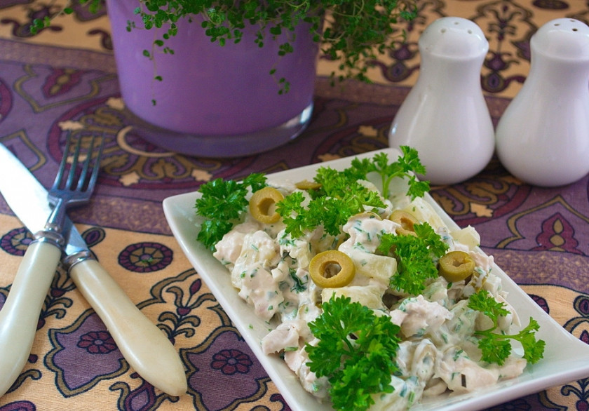 1. Этап. Салат Универсальный: Подайте к столу. Салат - очень сочный, а сладко-соленый вкус очень удачный. Салат вполне годится и для домашнего ужина, и для праздничного стола. Таким салатом можно наполнить тарталетки и они не размокнут быстро. Салат достаточно плотный и сытный.