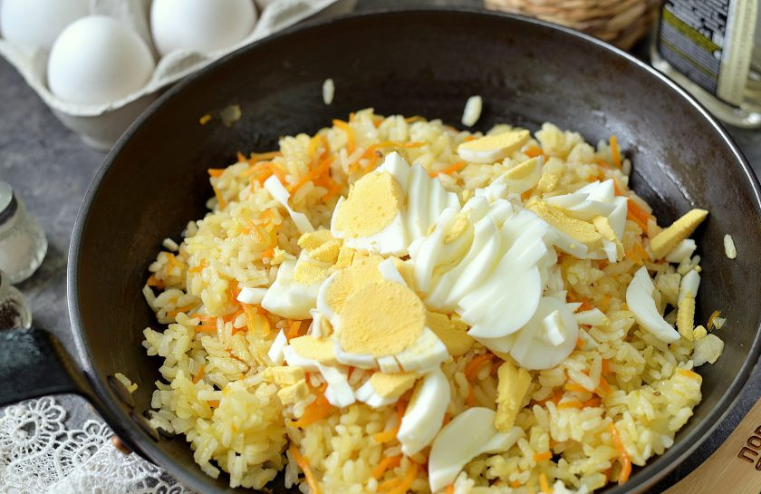 1. Этап. Плов на льняном масле с яйцами: Готовый плов разрыхлите вилкой, добавьте в сковороду нарубленные вареные яйца, аккуратно перемешайте.