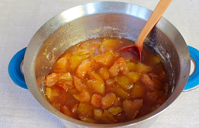 1. Этап. Начинка для зимних пирогов из груш с лимонником и корицей: Готовим грушу на малом огне, периодически перемешивая.