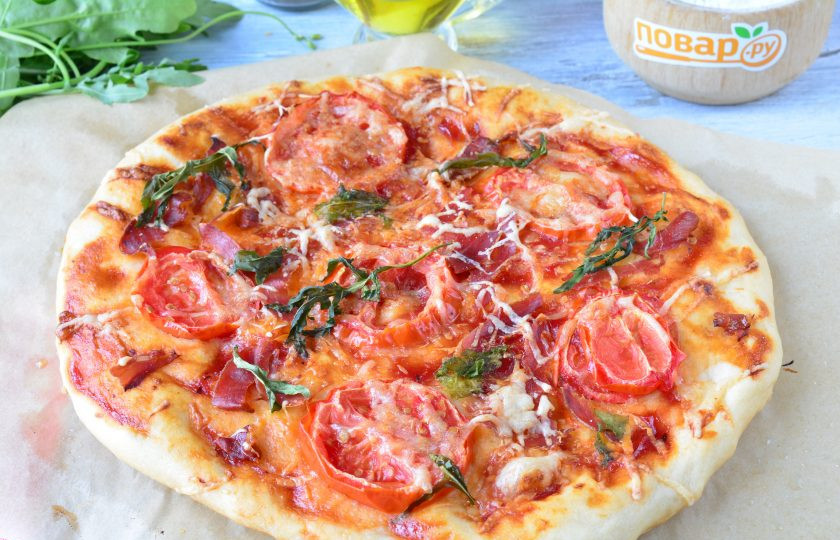 1. Этап. Пицца с прошутто и рукколой: Выпекайте пиццу в духовке 20 минут при температуре 220 градусов.