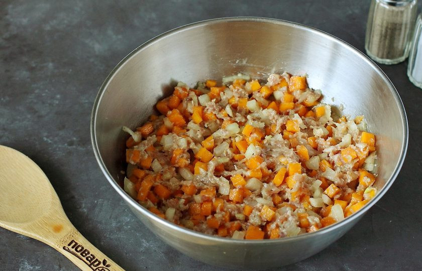 1. Этап. Пирог с тыквой и мясом: Тщательно все перемешайте.