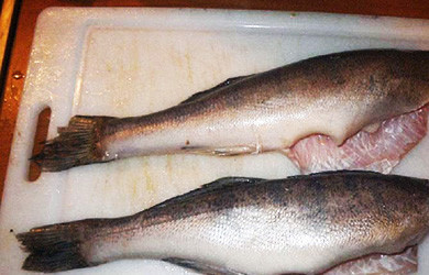 1. Этап. Запеченный судак в соли: 1. Рыбу нужно тщательно вымыть, очистить и немного обсушить.