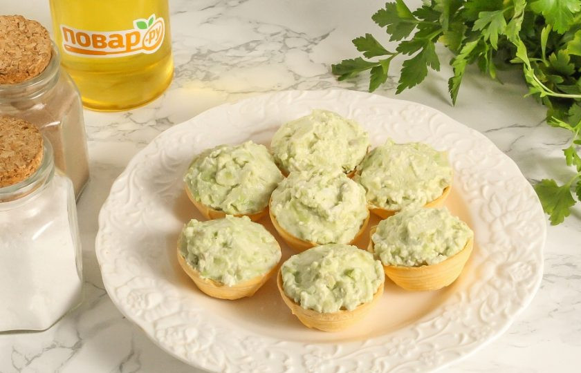 1. Этап. Тарталетки с творожным сыром, авокадо и креветками: Начините приготовленной творожной массой тарталетки перед подачей на стол. Имейте в виду, что вафельные тарталетки нужно сразу же дегустировать, так как они через 5 минут могут размокнуть. Тарталетки из песочного теста будут держать форму примерно 20-30 минут.