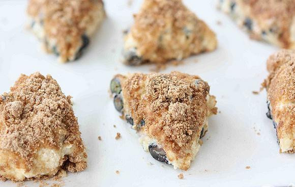 1. Этап. Лепешки с черникой: 6. Выпекать лепешки в разогретой до 200 градусов духовке 18-20 минут на противне, выстеленном пергаментом.