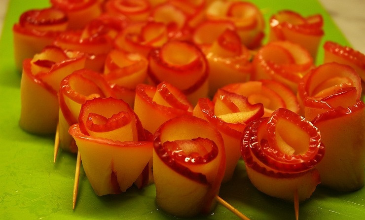 1. Этап. Торт Букет роз: 4. Тоже самое проделать и с остальными яблоками, формируя розочки, в зависимости от объема торта.