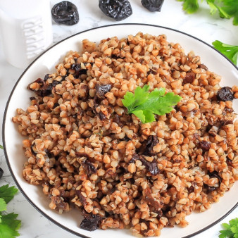 Постная гречневая каша с черносливом