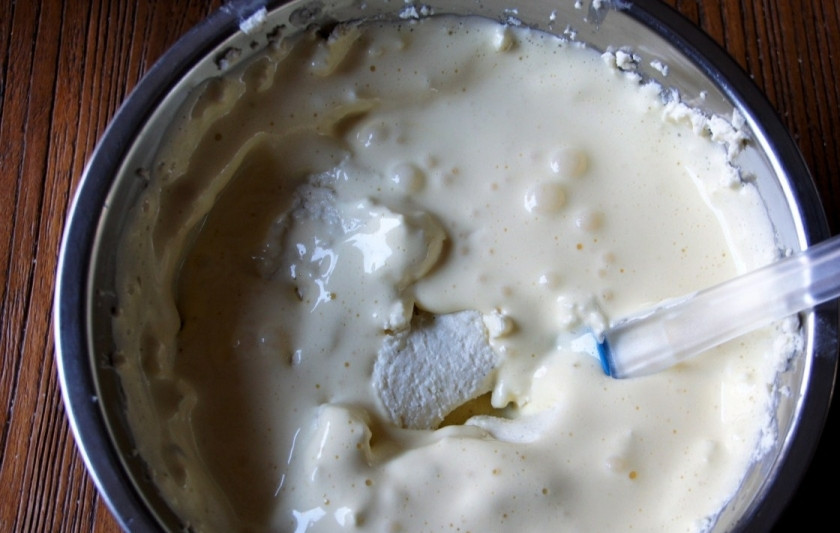 1. Этап. Ванильный чизкейк: Перемешайте взбитые с сахаром яйца со смешанными сырами.