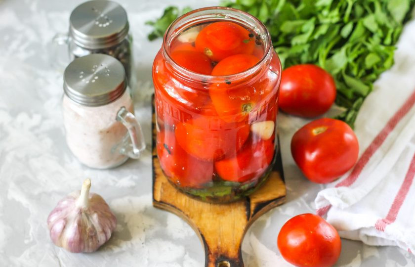 1. Этап. Помидоры без стерилизации: Влейте в банку горячий маринад и сразу же закрутите емкость крышкой по резьбе или ключом для консервации. Проверьте герметичность над раковиной и остудите при комнатной температуре.