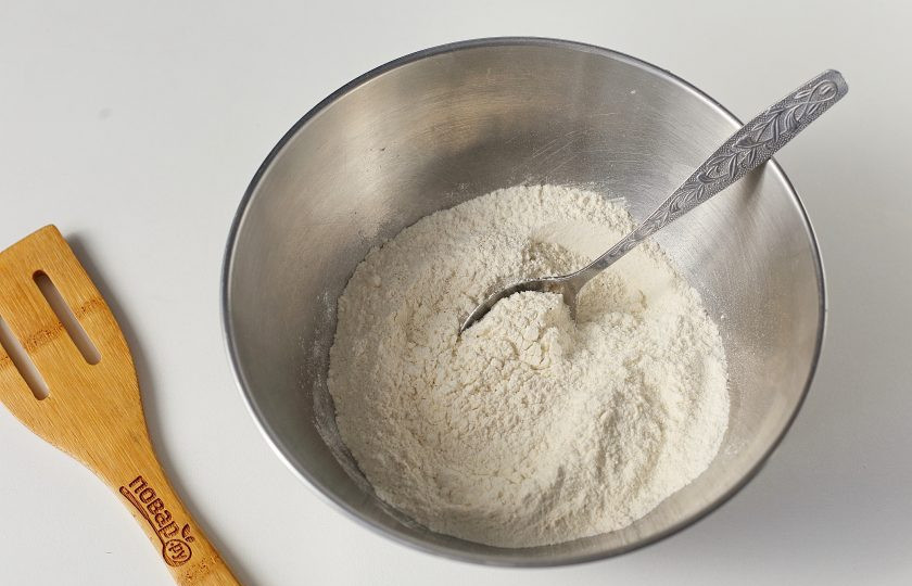 1. Этап. Творожное печенье на сковороде: Соедините муку, сахар, корицу, соль и разрыхлитель.