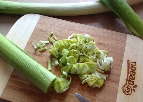 1. Этап. Итальянский луковый суп: 2. А тем временем нарезаем четвертькольцами лук-порей.