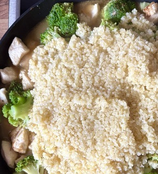 1. Этап. Куриное филе с брокколи и булгуром: Всыпать готовый булгур, перемешать и потушить всё вместе пару минут, чтобы вкусы 