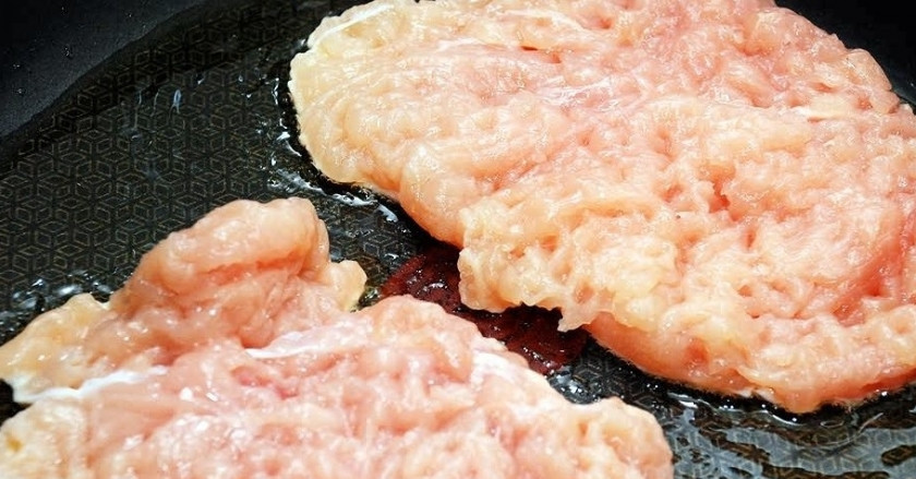 1. Этап. Курица с имбирем: Мясо выложите на хорошо прогретую сковороду с маслом. Жарьте его с каждой стороны по 3 минуты.