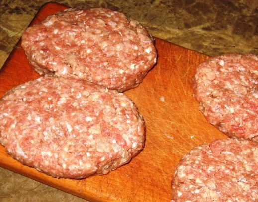 1. Этап. Второе из говядины: Говяжий фарш тщательно перемешайте и отбейте. Затем разделите на 4 части и сформируйте котлеты.