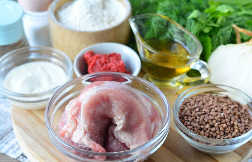 1. Этап. Бефстроганов с гречкой: Подготовьте все ингредиенты.