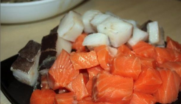 1. Этап. Царская уха (старинный рецепт): Для начала подготовьте рыбу. Вымойте мясо лосося и палтуса. Отделите филе от костей. Старайтесь вынуть из мяса все кости. Порежьте рыбу на крупные кусочки.