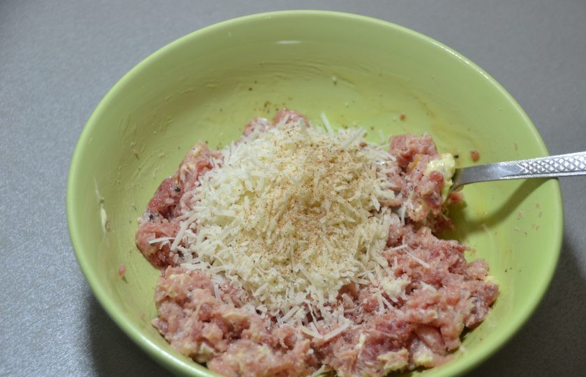 1. Этап. Аньолотти: Добавьте тертый пармезан и немного мускатного ореха.