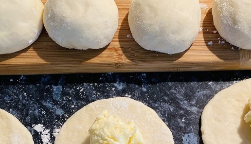 1. Этап. Ватрушки с творогом: Раскатать скалкой, выложить творог