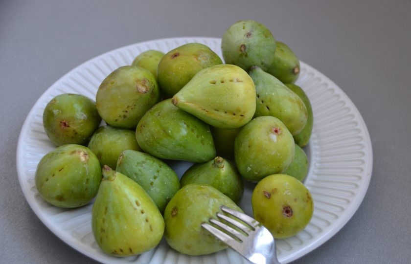 1. Этап. Цукаты из инжира: Сделайте в инжире несколько проколов вилкой.