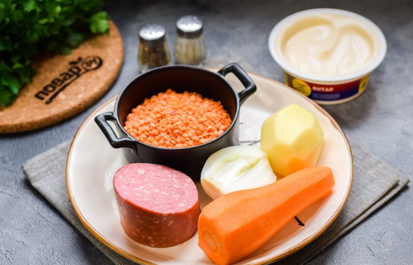 1. Этап. Суп с чечевицей и сыром: Подготовьте ингредиенты.