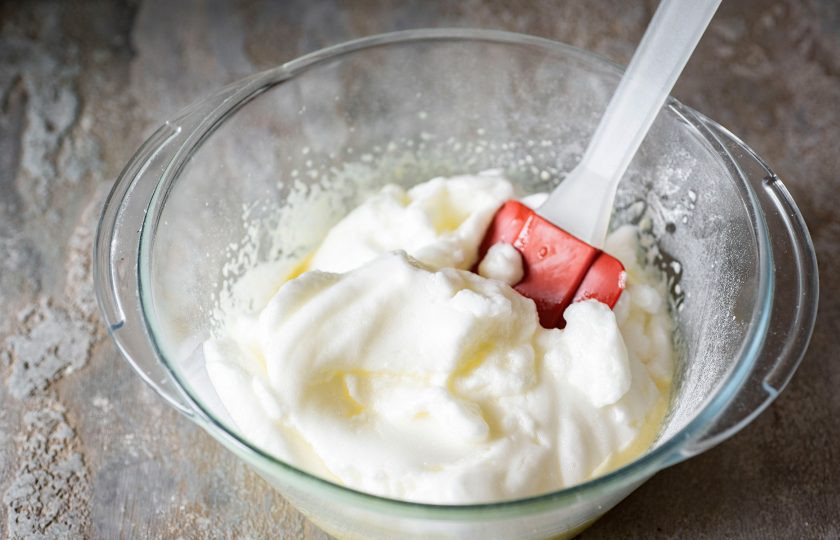 1. Этап. Черный бисквит: Белковую массу добавьте к желтковой смеси. Вмешайте одну смесь в другую.