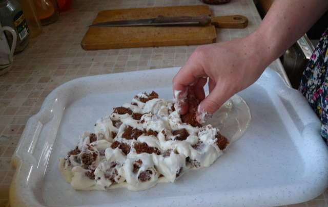 1. Этап. Торт Рыба: Собираем рыбку: кубики макаем в крем по отдельности, а не смешиваем все сразу - каша будет. Делаем слои постепенно.