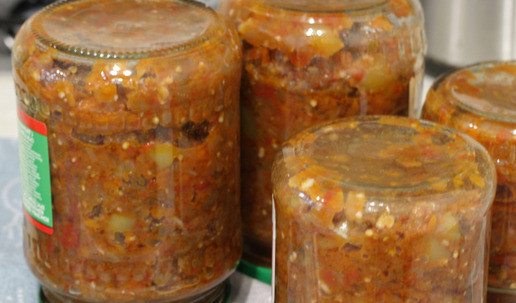 1. Этап. Икра Краснодарская: Сразу же разложить икру по стерилизованным банкам, закатать, перевернуть вниз крышками, укутать на 30 минут, после чего остудить и вынести в холодное помещение. Я оставляю банки 