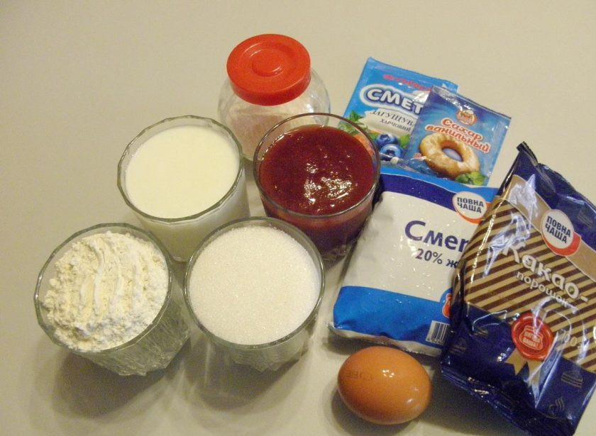 1. Этап. Сметанник шоколадный: 1. Приготовьте продукты для тортика. Для пропитки коржей у меня клубничный джем, но можно пропитать любым вареньем, фруктовым сиропом или просто сладкой водой. Приступим.