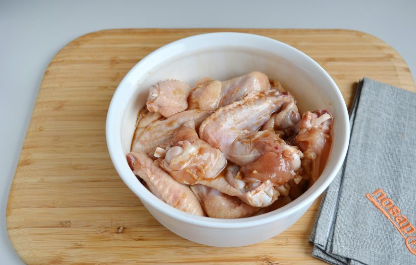 1. Этап. Простой маринад для курицы из меда и горчицы: 3. Замаринуйте мясо и держите в холодильнике под крышкой не менее 1 часа для крылышек, не менее 4 часов для целой тушки.