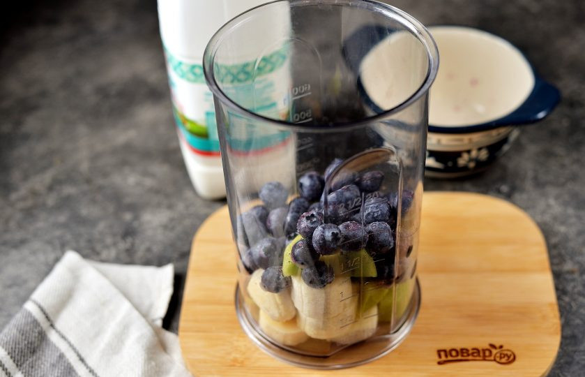 1. Этап. Смузи Страсть вампира: Переложите киви с бананом в чашу блендера, всыпьте ягоды черники или голубики.