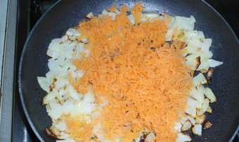 1. Этап. Мясо с грибами в горшочках: Обжариваем на растительном масле тертую морковь и измельченный лук до золотистого цвета.