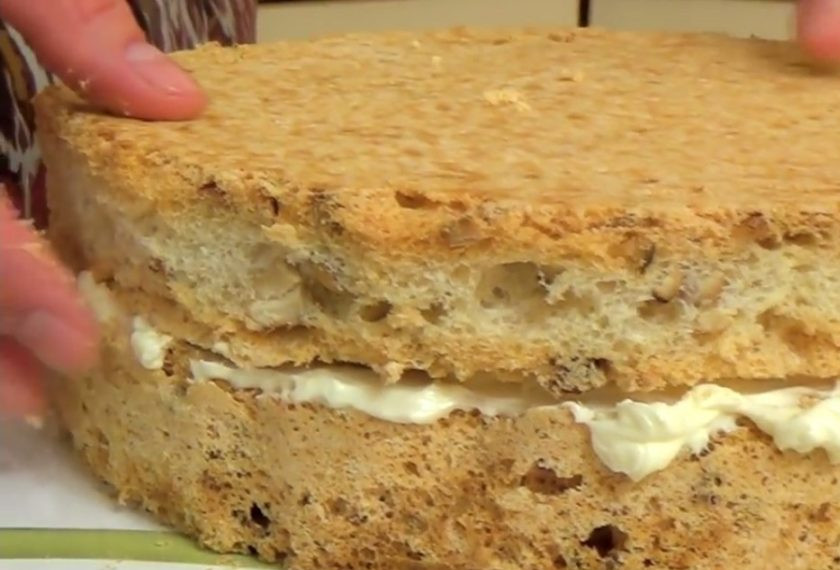 1. Этап. Домашний торт Киевский: 6. Отделите 200 грамм крема и добавьте во вторую часть коньяк. В отложенную часть крема добавьте какао и взбейте миксером.