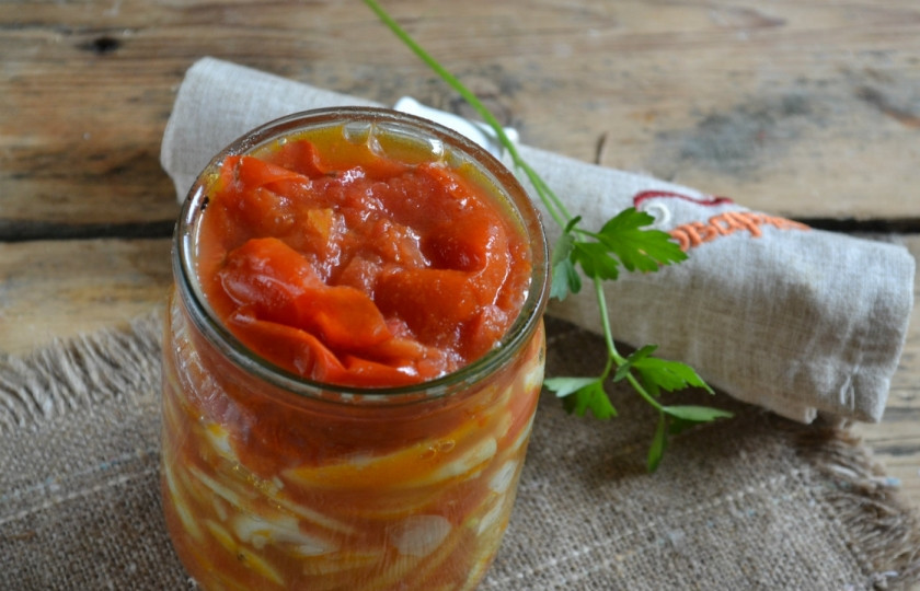 1. Этап. Лук в томатной заливке на зиму: Горячей томатной заливкой заполните банку с овощами. Прикройте металлической крышкой и поставьте стерилизовать. Баночки объемом 0,5 литра стерилизуйте 10 минут с момента закипания воды в кастрюле. По истечению времени достаньте баночку и плотно укупорьте. Переверните и тепло укутайте до полного остывания.