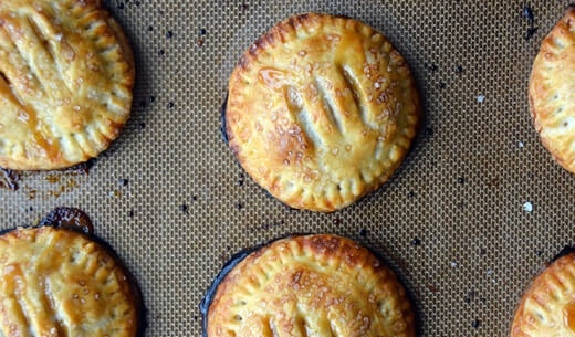 1. Этап. Мини пирожки: 6. Сделайте сверху небольшие надрезы для выхода пара и смажьте взбитым яйцом. В разогретой до 200 градусов духовке выпекайте мини пирожки минут 15 до румяности. Приятного аппетита!