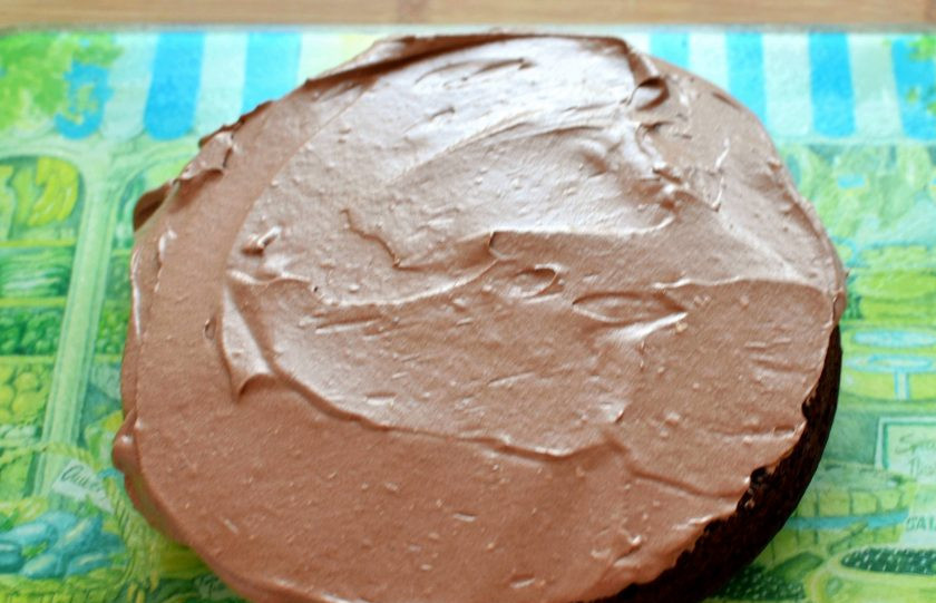 1. Этап. Великолепный шоколадный пирог: Коржи смажьте кремом и выложите друг на друга. Покройте торт кремом сверху и с боков и дайте ему немного постоять в холодильнике, чтобы крем схватился.